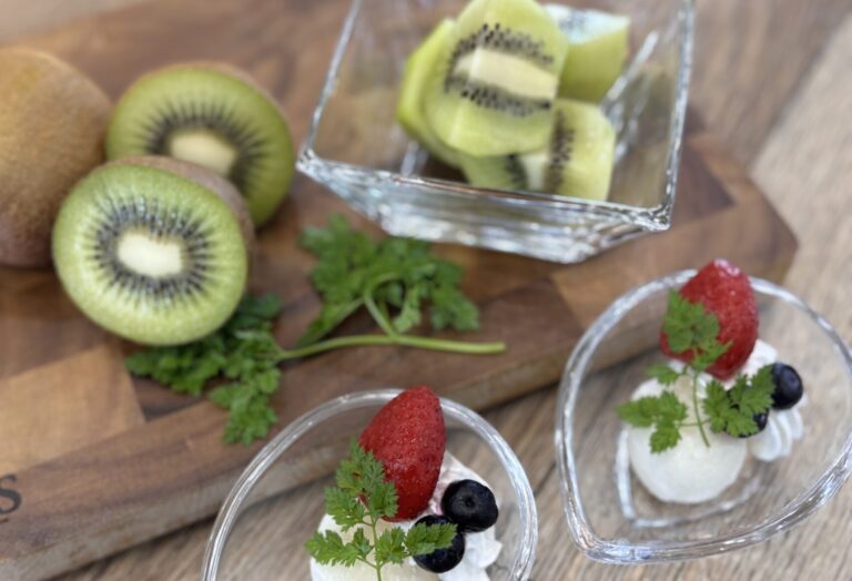 キウイとクリーム求肥クリーム餅