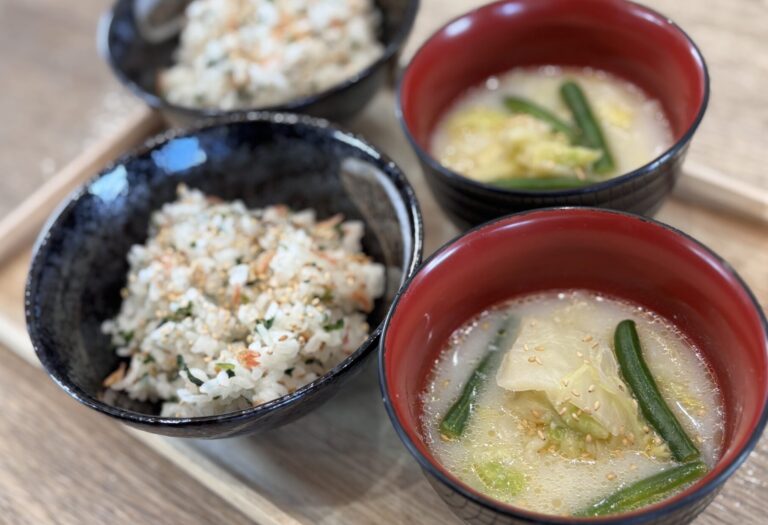 青菜と小エビの混ぜご飯　白菜とインゲンの鶏白湯スープ 酒粕風味