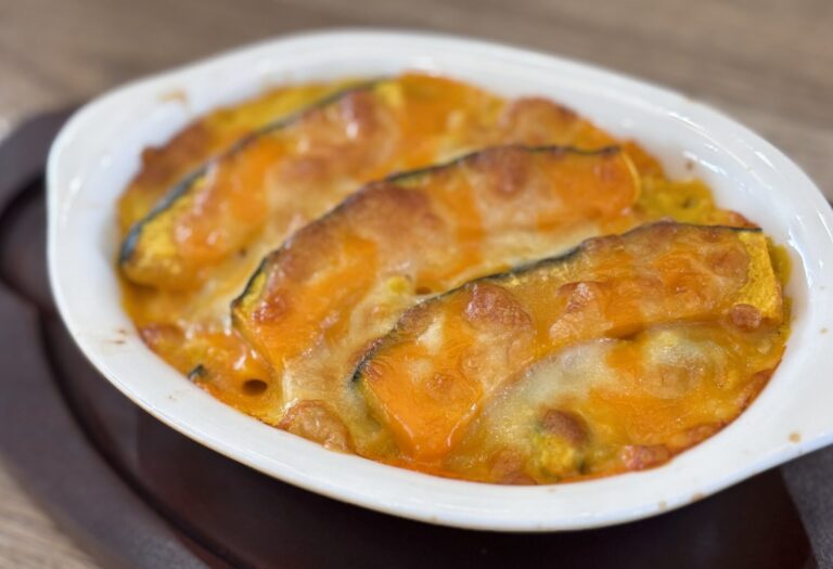 鶏ひき肉としめじとペンネのかぼちゃグラタン