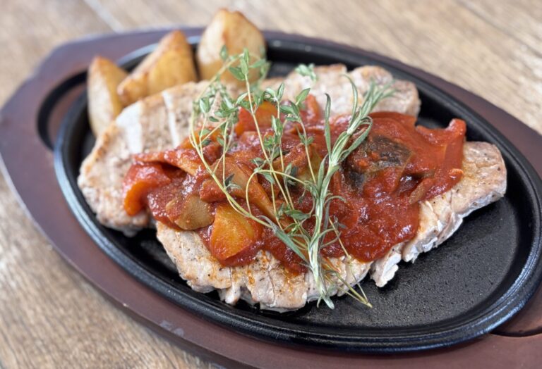 豚ロースのオーブン焼き 秋野菜とトマトの煮込みソースがけ