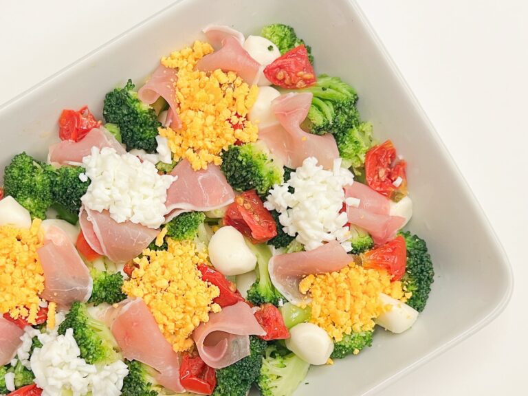 生ハムとモッツァレラチーズのミモザ風サラダ