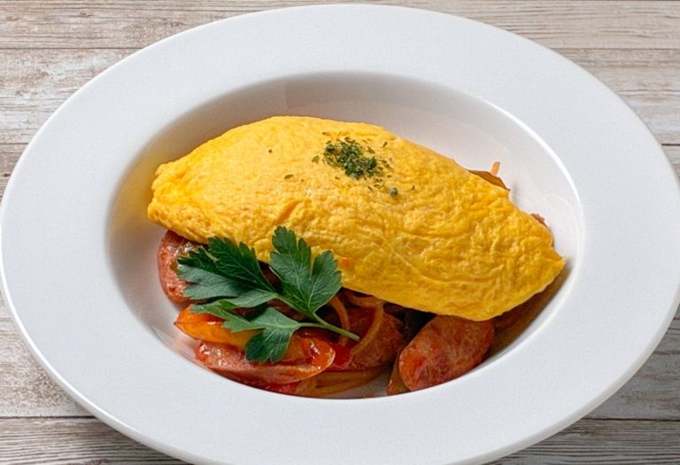 ナポリタンのオムレツのせ