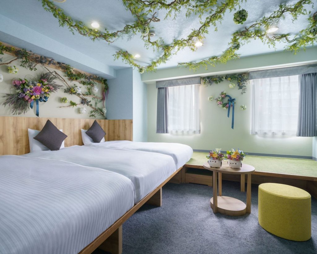 1日1室限定で好評販売中！北海道芸術デザイン専門学校の学生が装飾デザインした、特別客室「シマエナガの森」