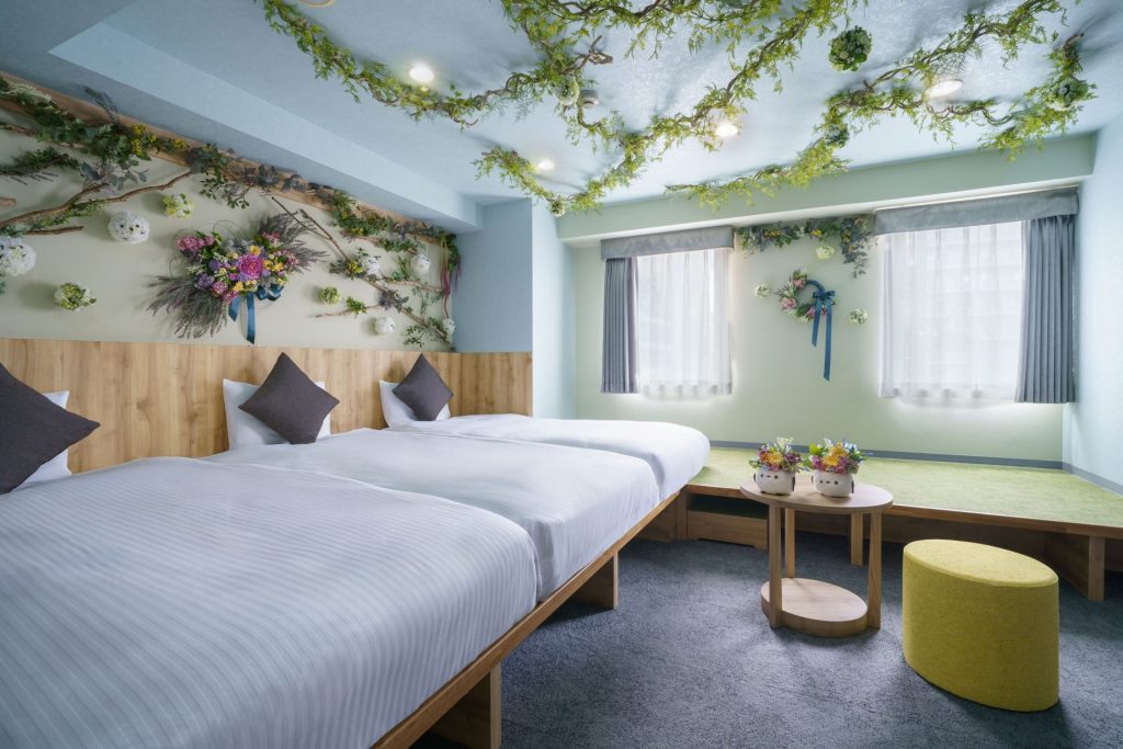 1日1室限定で好評販売中！北海道芸術デザイン専門学校の学生が装飾デザインした、特別客室「シマエナガの森」