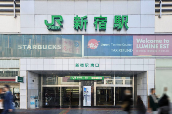 JR新宿駅からホテルまでのアクセス。Access from JR Shinjuku station to our hotel