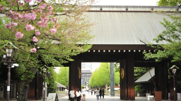 東京の春　「はじまり」と「移ろい」を感じる場所　　-　　靖国神社                                                                                                                                                                                 Tokyo’s Spring: From the First Bloom to the Fresh Greenery　【Yaukuni Shrine】
