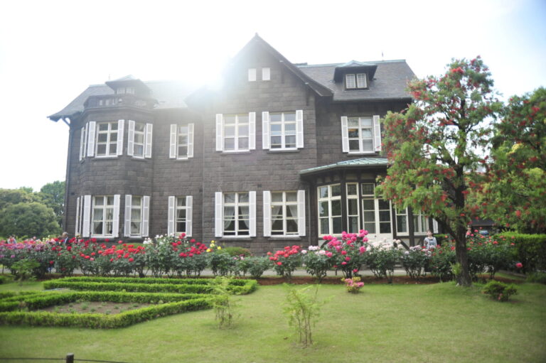 今が見頃 初夏の東京観光で行きたい「旧古河庭園と洋館」                      Early Summer in Tokyo: Kyu-Furukawa Gardens & Retro Mansion