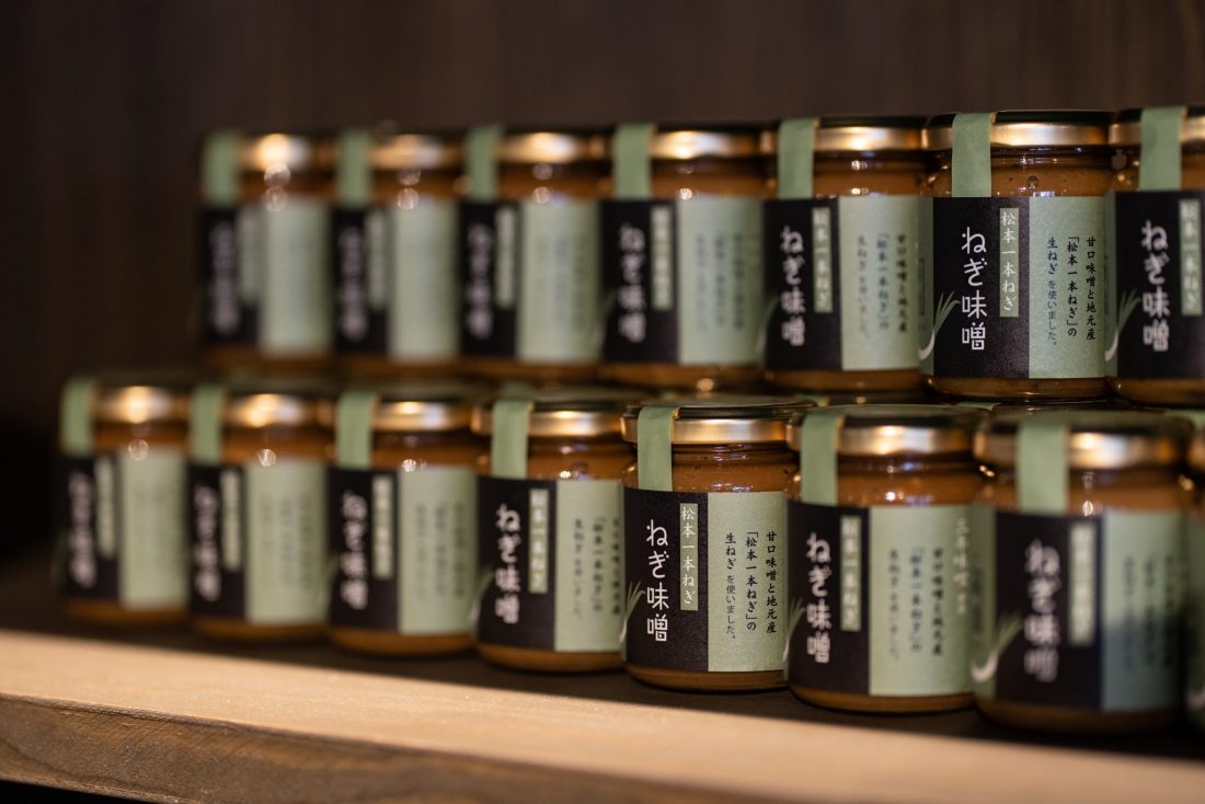 「松本一本ねぎ」と「信州三年味噌」からなる、松本の伝統の味のコラボ商品も。