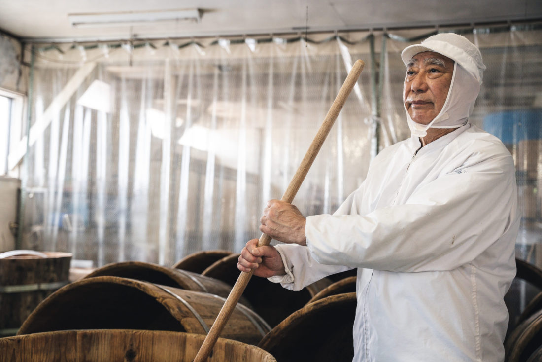 三代目社長 小田島隆さん：伝統の木樽での製造で変わらぬ味を守り続ける。