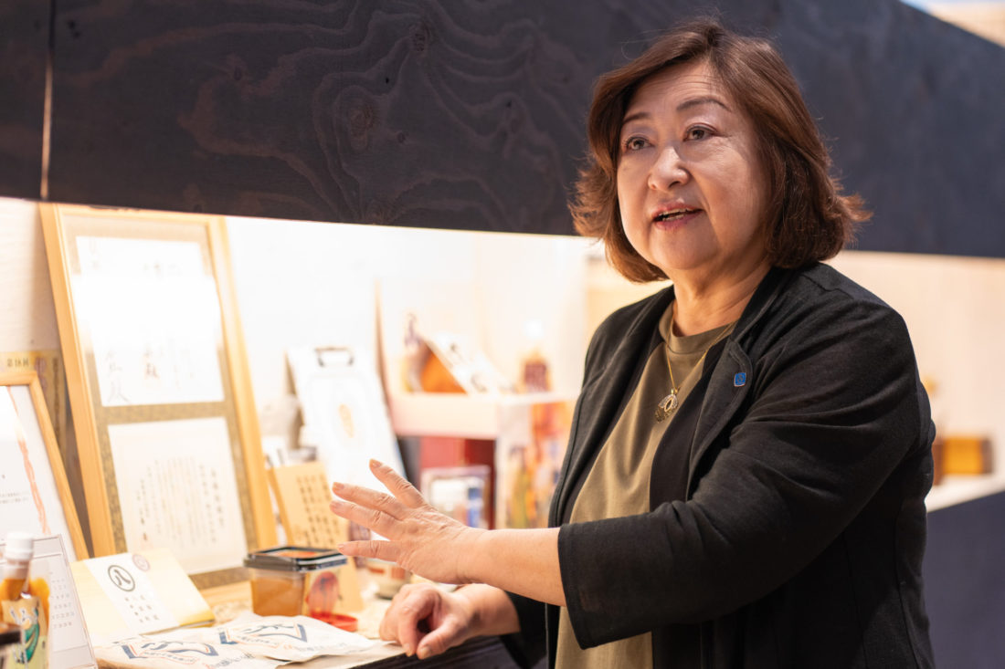 5代目社長 服部由美子さん：伝統を守りながら時代の変化とニーズに合わせて商品開発を積極的に行っている。