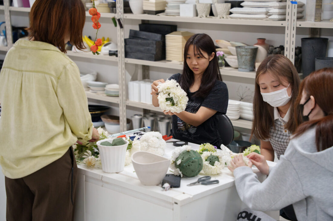造花でシマエナガのモチーフを制作