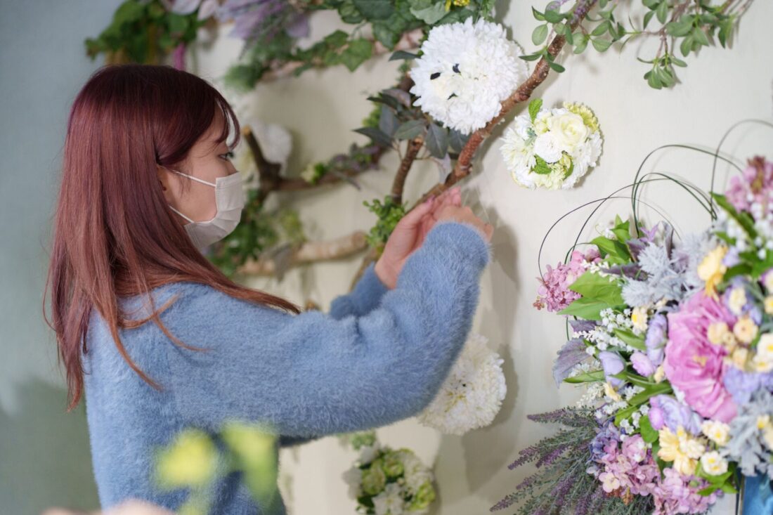 シマエナガのモチーフを取り付ける様子